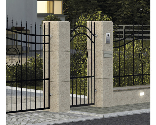 Kovaná brána a plot se schránkou na dopisy