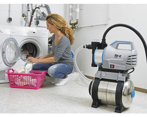 Domácí vodárna v provozu v prádelně vedle pračky s košem na prádlo