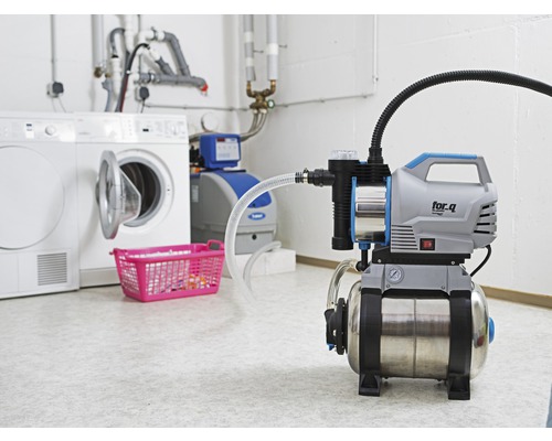 Domácí vodárna v provozu ve světlém suterénu s pračkou a sušičkou