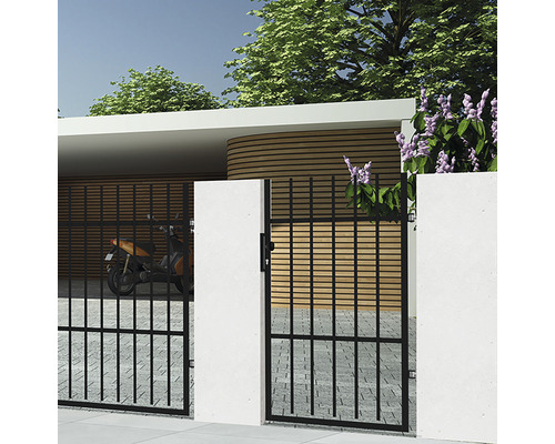 Venkovní pohled na dům s bránou, zdí a skútrem