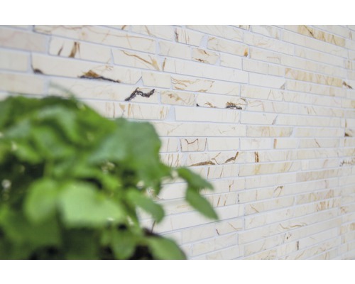 Obklad stěny s béžově hnědými pásky