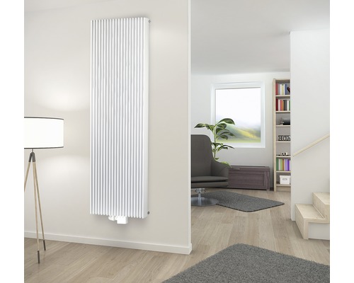 Pohled do místnosti s bílým, svislým radiátorem na zdi