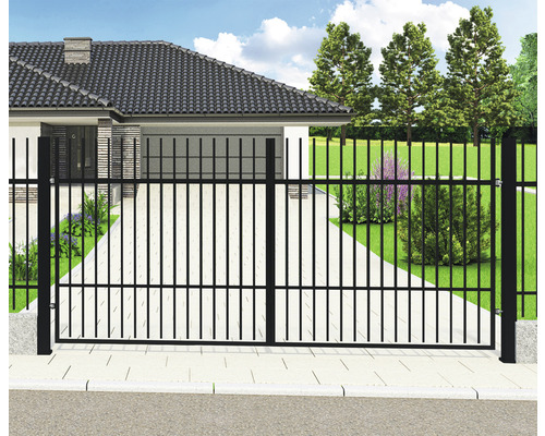 Dvoukřídlá kovová brána před obytným domem