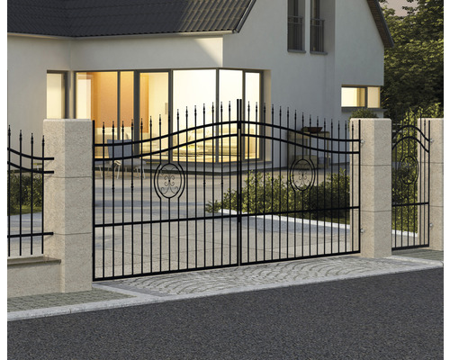 Vjezdová brána z kovu před obytným domem