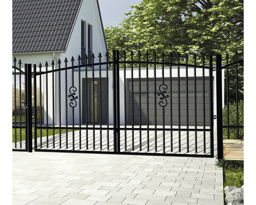 Černá kovová dvoukřídlá brána před domem