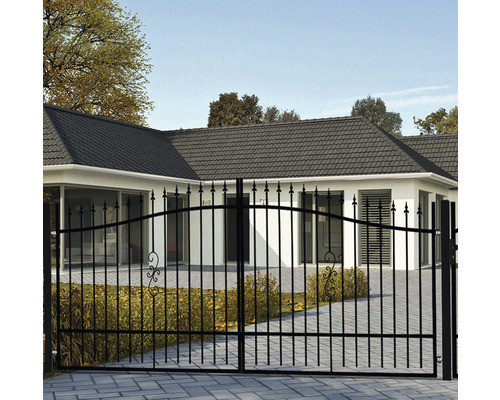 Dvoukřídlá kovová brána před obytným domem