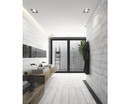 Moderní koupelna s umyvadly, zrcadlem, obklady a sprchou.