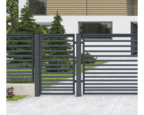 Moderní kovová zahradní branka před obytným domem