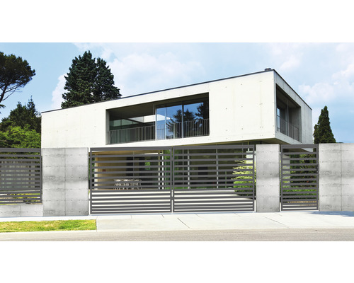 Moderní dům s šedým plotem a vjezdovou bránou