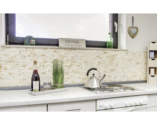 Kuchyňská scéna s obkladem z přírodního kamene, sporákem a dekoracemi