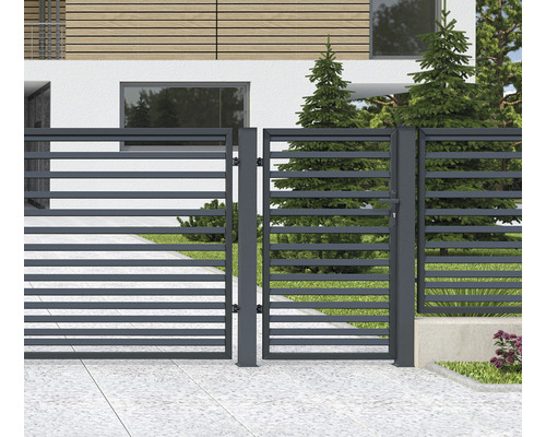 Brána s vodorovnými lamelami před rodinným domem