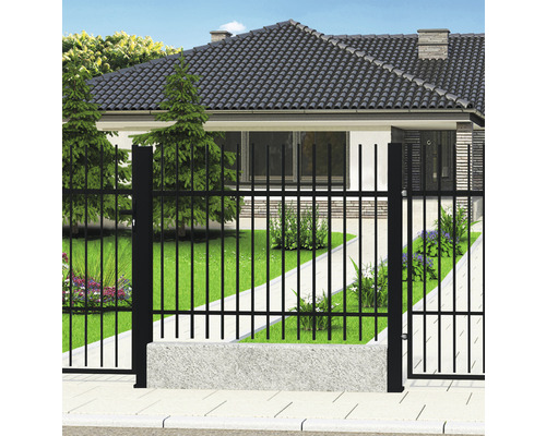Černý kovový plot před domem