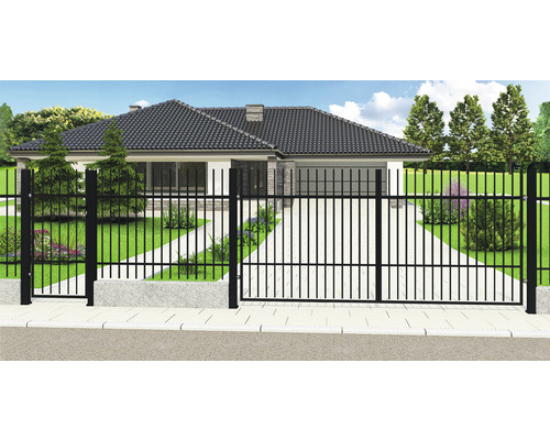 Pohled na dům s černým plotem a zahradní brankou