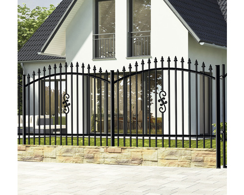 Černý kovový plot před domem