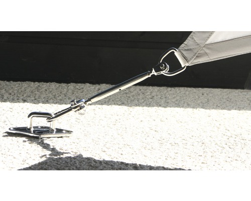 Upevňovací materiál pro sluneční plachtu s napínákem a nástěnnou deskou