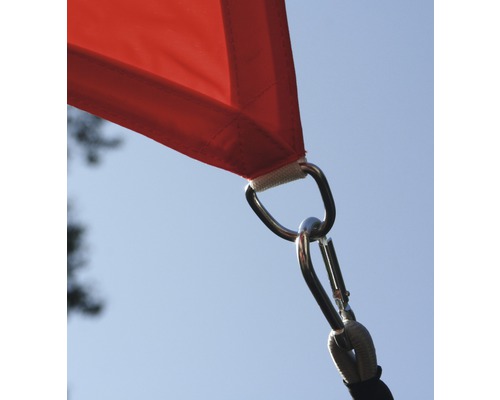 Detailní pohled na sluneční plachtu s upevňovacím materiálem