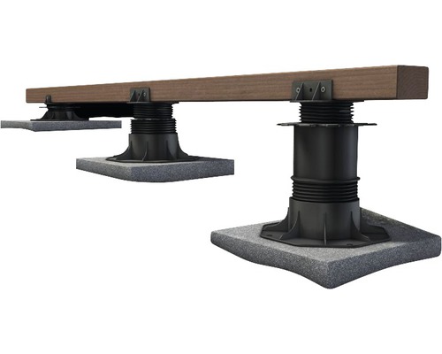 Terčová podložka s dřevěnou spodní konstrukcí a stavební ochrannou rohoží