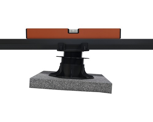 Terčová podložka s vodováhou pro vyrovnání spodní konstrukce terasy