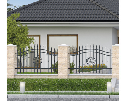 Ozdobný kovový plot s kamennými sloupky před domem