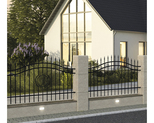 Rodinný dům s kovovým plotem a zdí