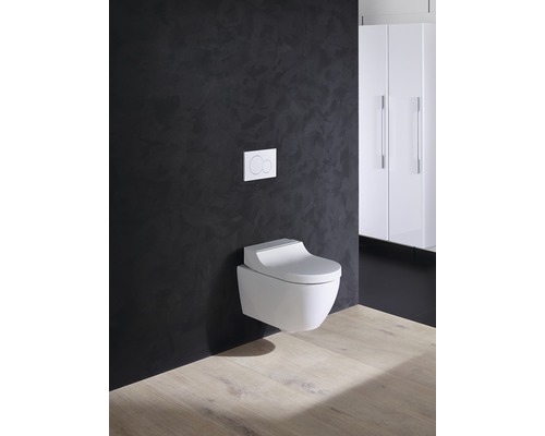 Závěsný záchod s ovládacím panelem v moderní koupelně