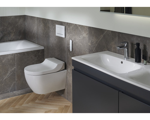 Moderní koupelna s nástěnným WC a umyvadlem