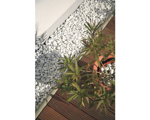 Zahradní scéna s okrasným štěrkem, dřevěnou terasou a hrnkovou rostlinou