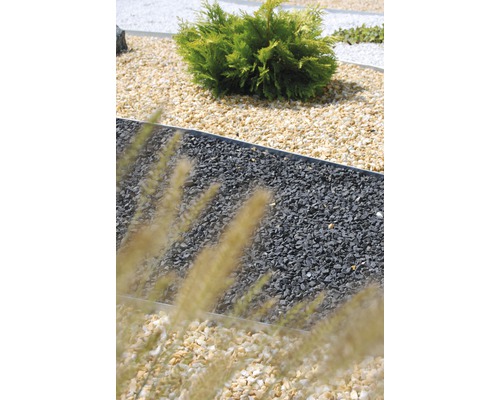 Zahrada s okrasným štěrkem, rostlinou a obrubníkem trávníku