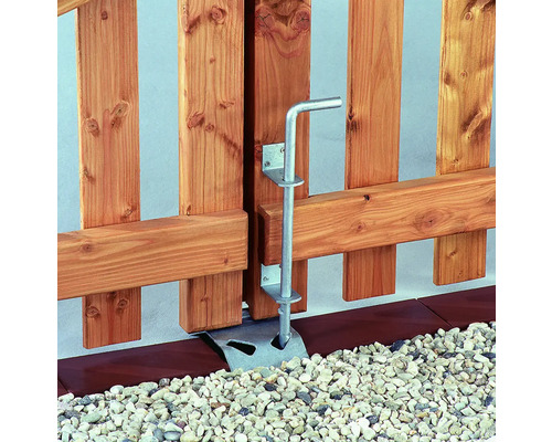 Detailní pohled na zahradní branku se stříbrnou závorou pro zajištění