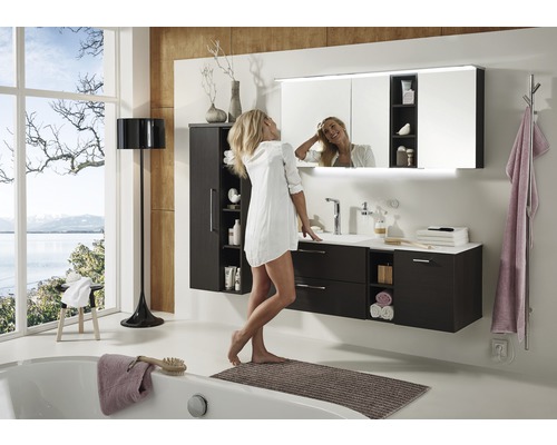 Moderní koupelna s umyvadlem, zrcadlovou skříňkou, vysokou skříní, vanou a oknem