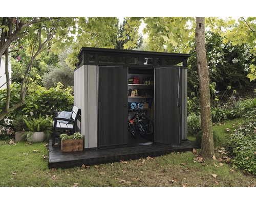 Zahradní kůlna s otevřenými dveřmi a dvěma jízdními koly uvnitř