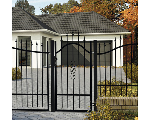 Černá kovová brána před domem