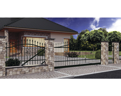 Vjezdová brána z kovu s ozdobnými prvky a zděnými sloupky před rodinným domem