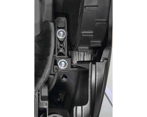 Detailní pohled na motor se šrouby