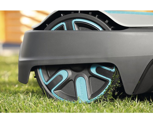 Kolo robotické sekačky Gardena v trávě