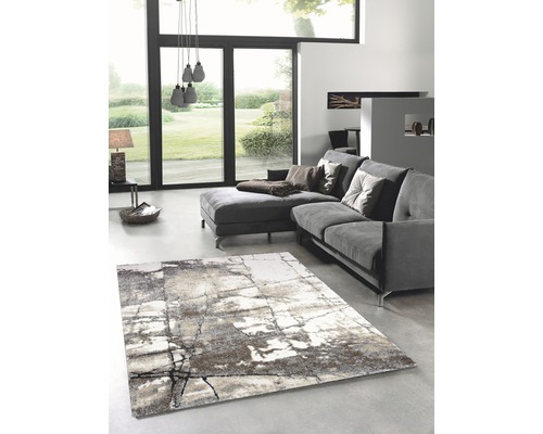 Obývací pokoj s moderní pohovkou a abstraktním kobercem