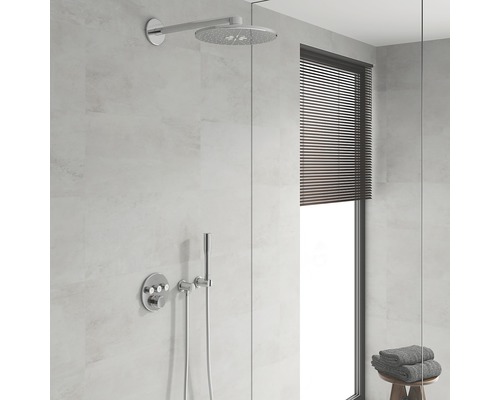 Koupelna s hlavovou sprchou, ruční sprchou a oknem