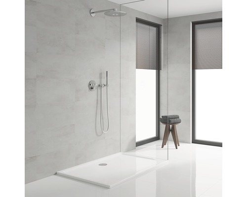 Moderní koupelna se sprchou, sprchovou vaničkou, baterií a ručníky na stoličce