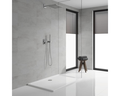 Koupelna se sprchou, sprchovou vaničkou, hlavovou sprchou a ruční sprchou