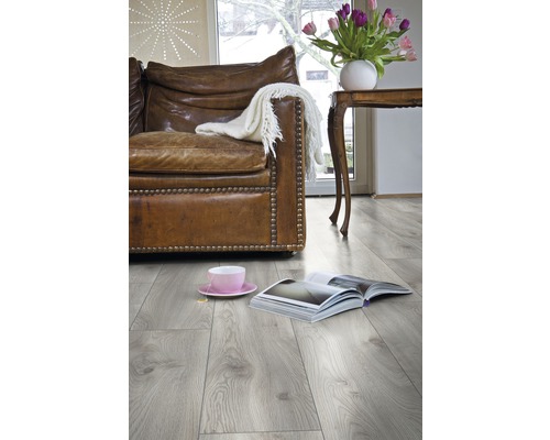 Obývací pokoj s laminátovou podlahou, pohovkou, stolem a dekorací