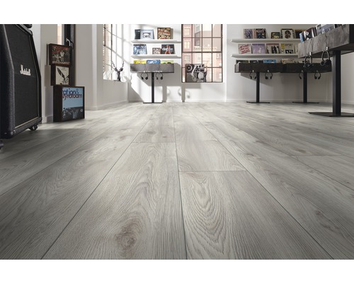 Světlá laminátová podlaha v moderně zařízeném pokoji se sbírkou vinylových desek