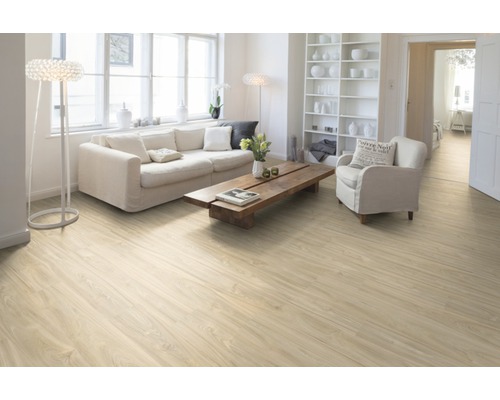 Světlý obývací pokoj s laminátovou podlahou, pohovkou a regály.