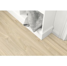 Světlá dřevěná podlaha vedle regálu s pletenou dekou