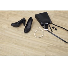 Boty, kabelka a doplňky na dřevěné podlaze