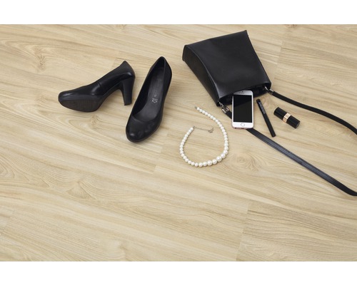 Boty, kabelka a doplňky na dřevěné podlaze