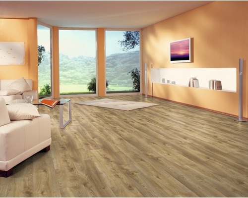 Obývací pokoj s laminátovou podlahou, pohovkou a okenní stěnou