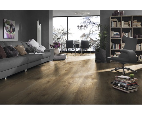 Obývací pokoj s laminátovou podlahou, pohovkou, knihovnou a oknem se zimní krajinou