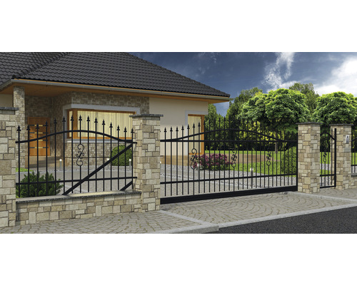Pohled na dům s plotem z kovu a zdiva