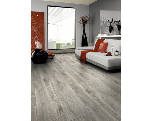 Světlý obývací pokoj s laminátovou podlahou s dřevěným vzhledem, pohovka, okno a dekorace