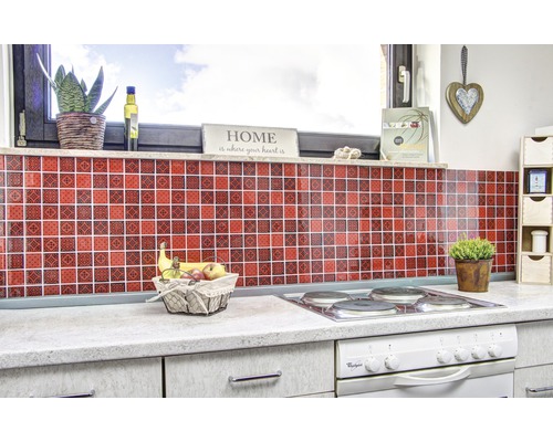 Kuchyňská scéna s obklady, sporákem a dekoracemi.